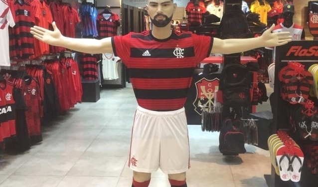 Camisa 9 de Gabigol esgota em lojas do Flamengo, e boneco em tamanho real faz sucesso