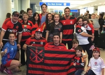 Carinho trocado: Flamengo chega aos EUA para Flórida Cup, e imigrantes matam saudade