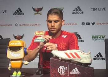 Cuéllar minimiza favoritismo do Flamengo: "Investimento não entra em campo"