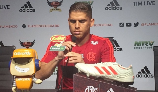 Cuéllar minimiza favoritismo do Flamengo: "Investimento não entra em campo"