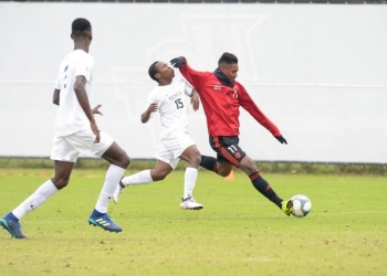 Dez milhões de euros mais leve, Vitinho passa bola de mais caro do Flamengo e diz: "Tira um peso"
