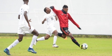 Dez milhões de euros mais leve, Vitinho passa bola de mais caro do Flamengo e diz: "Tira um peso"