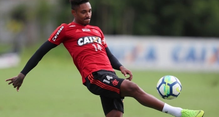 Entre vaias e aplausos, Vitinho revê Bota, contra quem foi bem em 2018
