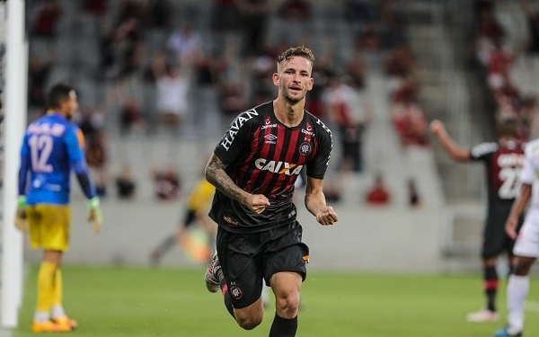 Flamengo mostra interesse e faz proposta pelo zagueiro Léo Pereira, do Athletico