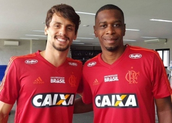 Novo reforço do Flamengo, Rodrigo Caio é recebido pelo zagueiro Juan no CT