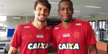 Novo reforço do Flamengo, Rodrigo Caio é recebido pelo zagueiro Juan no CT