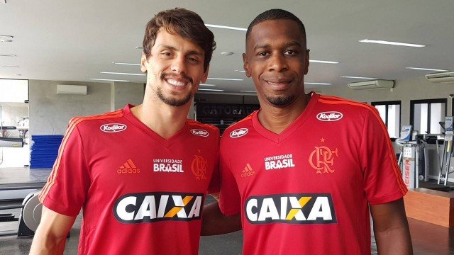 Novo reforço do Flamengo, Rodrigo Caio é recebido pelo zagueiro Juan no CT