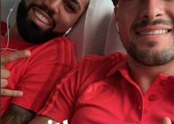 Novos parças, Arrascaeta e Gabigol viajam com a delegação do Flamengo para estreia