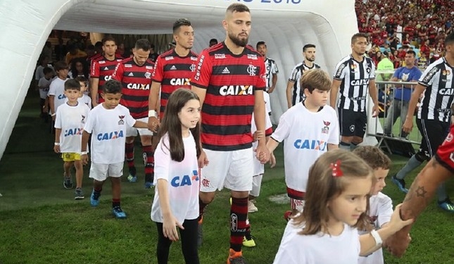 Sem padrão Fifa: No Campeonato Carioca, entrada dos times em campo será 'raiz'