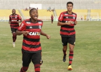 Bill marca três vezes, e campeão Flamengo goleia em estreia da Copinha