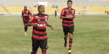 Bill marca três vezes, e campeão Flamengo goleia em estreia da Copinha