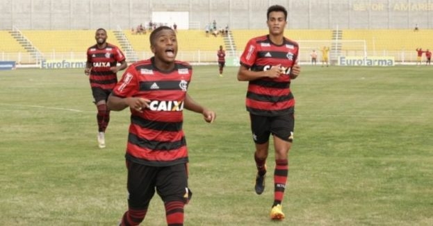 Bill marca três vezes, e campeão Flamengo goleia em estreia da Copinha