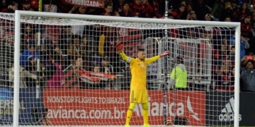 Protagonista, capitão e pacificado: Diego Alves volta ao gol do Flamengo aos gritos de "melhor do Brasil"