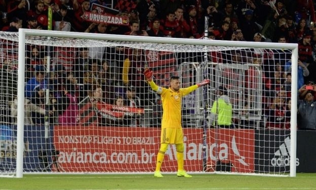 Protagonista, capitão e pacificado: Diego Alves volta ao gol do Flamengo aos gritos de "melhor do Brasil"