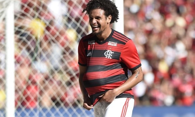 No meio das estrelas, Arão mostra suas credenciais no Flamengo e ganha a confiança de Abel