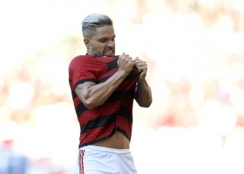 Diego vibra com gol de bicicleta e goleada do Flamengo: "Mais um dia para entrar para a história"