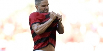 Diego vibra com gol de bicicleta e goleada do Flamengo: "Mais um dia para entrar para a história"