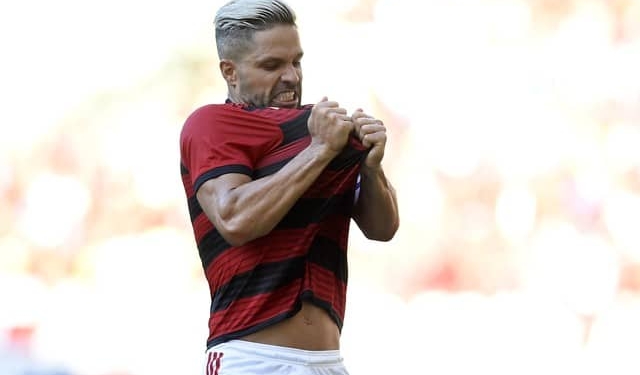 Diego vibra com gol de bicicleta e goleada do Flamengo: "Mais um dia para entrar para a história"