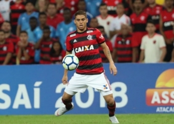 Em meio à disputa no meio de campo, Flamengo vai bem nos desarmes