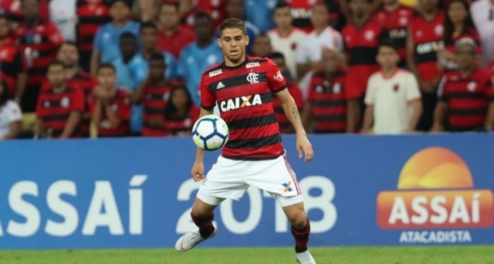 Em meio à disputa no meio de campo, Flamengo vai bem nos desarmes