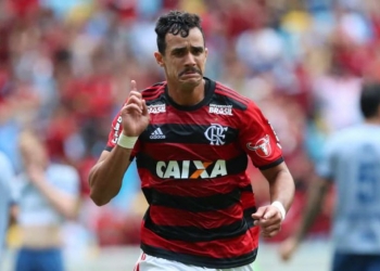'Fica meu carinho e torcida pelos companheiros', afirma Dourado