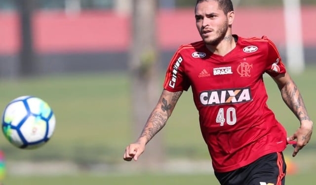 Flamengo encaminha empréstimo de Thiago Santos para a Chapecoense