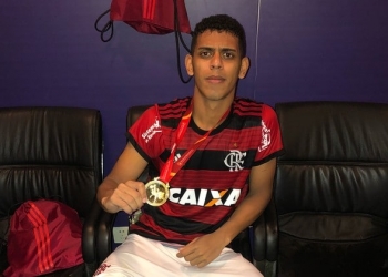 Mais antigo no Ninho, lateral se emociona e revela como eram bastidores no CT do Flamengo