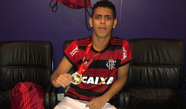 Mais antigo no Ninho, lateral se emociona e revela como eram bastidores no CT do Flamengo