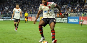 Prestes a fazer sete meses no Fla, Vitinho busca retomar espaço