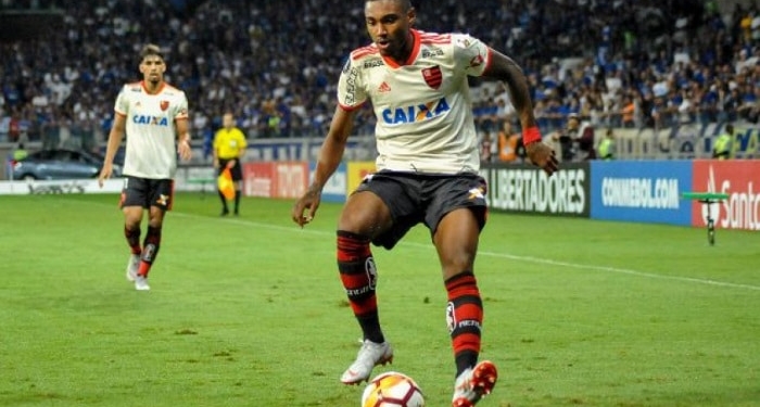 Prestes a fazer sete meses no Fla, Vitinho busca retomar espaço