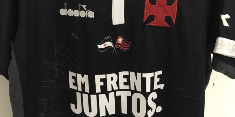Vasco arrecada quase R$ 100 mil em leilão de camisas com bandeiras do Fla