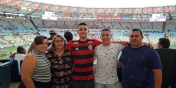 Sobrevivente da tragédia no Ninho, Cauan vai ao Maracanã com a família para assistir Fla-Flu