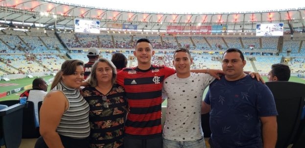 Sobrevivente da tragédia no Ninho, Cauan vai ao Maracanã com a família para assistir Fla-Flu