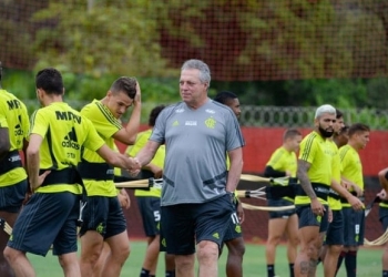 Abel poupa maioria dos titulares e escala Arrascaeta e Ribeiro juntos para clássico com o Vasco