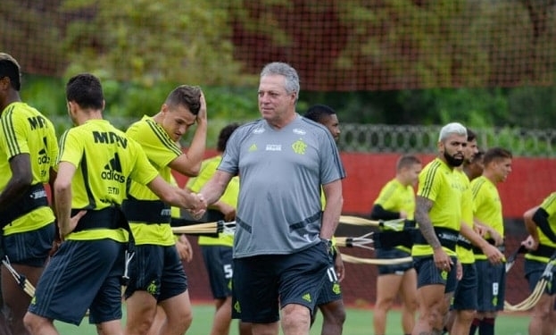 Abel poupa maioria dos titulares e escala Arrascaeta e Ribeiro juntos para clássico com o Vasco