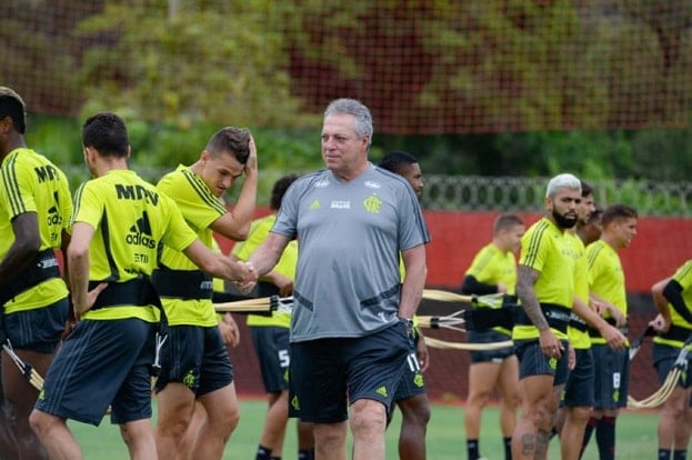 Abel poupa maioria dos titulares e escala Arrascaeta e Ribeiro juntos para clássico com o Vasco