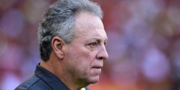 Abel cobra Flamengo por erros em clássico diante do Flu: ''Ganhamos, mas saímos chateados''