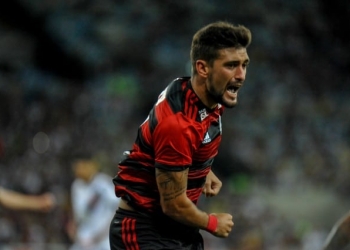 Boa atuação ofensiva contra o Vasco acirra briga por vaga no Flamengo