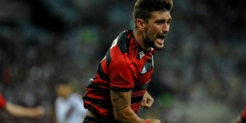 Boa atuação ofensiva contra o Vasco acirra briga por vaga no Flamengo