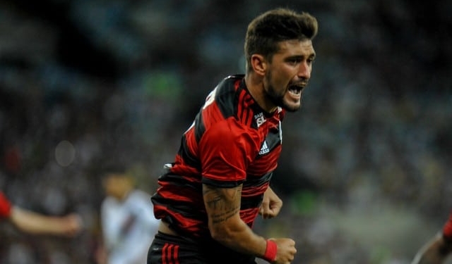 Boa atuação ofensiva contra o Vasco acirra briga por vaga no Flamengo