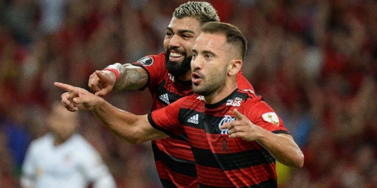 Com Maracanã lotado, Flamengo vence LDU e lidera grupo na Libertadores