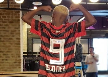 Com presença de Nego Ney na Gávea, novo uniforme do Flamengo começa a ser vendido