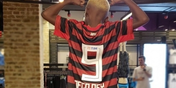 Com presença de Nego Ney na Gávea, novo uniforme do Flamengo começa a ser vendido