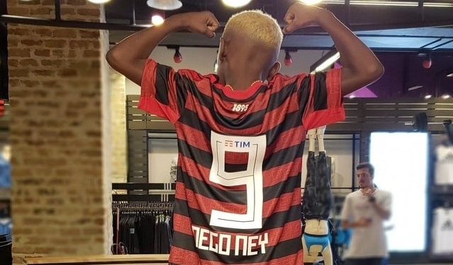 Com presença de Nego Ney na Gávea, novo uniforme do Flamengo começa a ser vendido