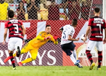 Diego Alves chega a quatro pênaltis defendidos em nove cobranças pelo Flamengo
