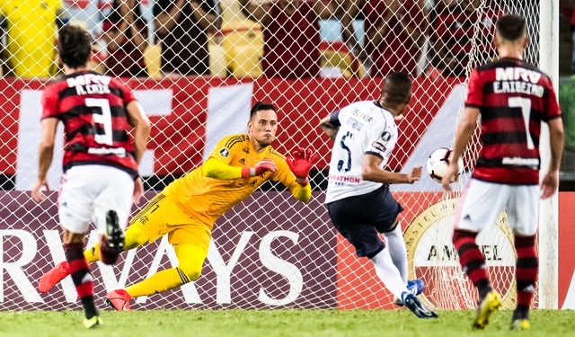 Diego Alves chega a quatro pênaltis defendidos em nove cobranças pelo Flamengo