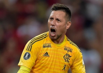 Diego Alves pega pênalti, Flamengo marca três vezes e vence fácil LDU