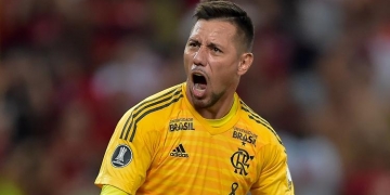 Diego Alves pega pênalti, Flamengo marca três vezes e vence fácil LDU