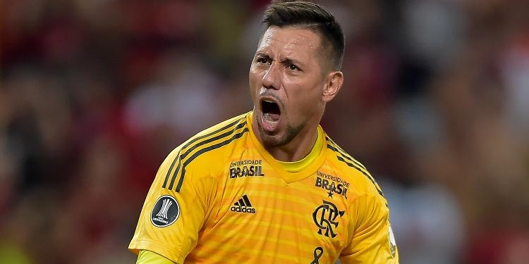 Diego Alves pega pênalti, Flamengo marca três vezes e vence fácil LDU