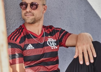 Diego posa de modelo, e Flamengo abre vendas de nova camisa; estreia ainda está indefinida